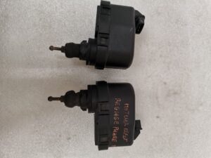 SERVOMOTEUR RÉGLAGE PORTÉE DES PHARES PORSCHE 968 / 94462490901 / N°6175