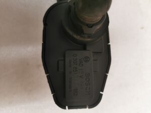 SERVOMOTEUR RÉGLAGE PORTÉE DES PHARES PORSCHE 968 / 94462490901 / N°6175