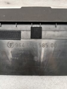 CACHE PLASTIQUE SERRURE AVANT PORSCHE 964 / 96455508501 / N°6217