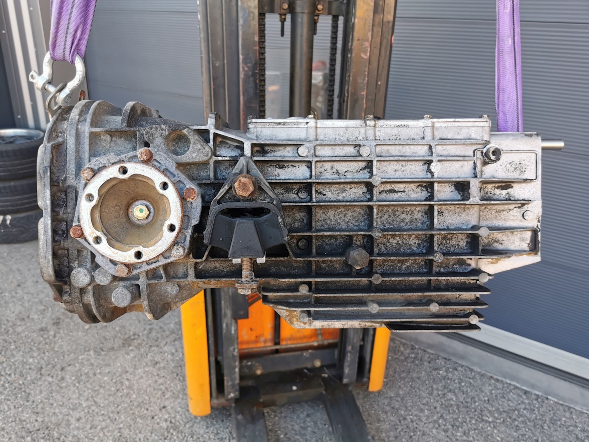 BOITE DE VITESSE MÉCANIQUE 5 VITESSES TYPE G2812 AVEC AUTOBLOQUANT PORSCHE 928 / 92830001512 / N°6240