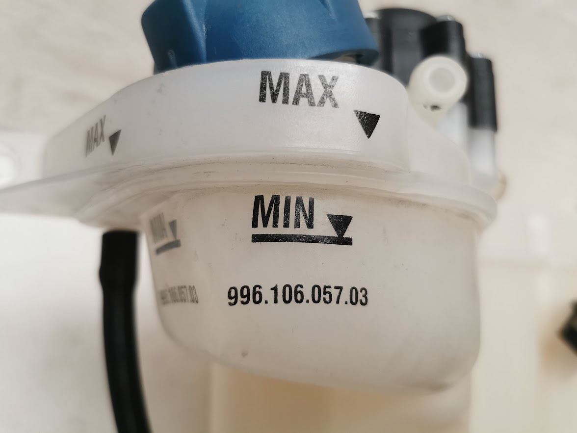 RÉSERVOIR LIQUIDE DE REFROIDISSEMENT À EAU PORSCHE 996 / 99610615704 / N°6237