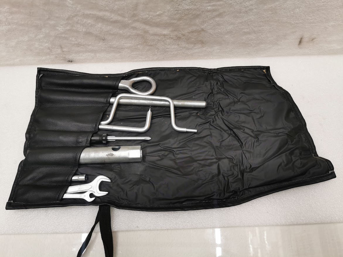 TROUSSE A OUTILS PORSCHE 993 / PCG99372110 / N°6250