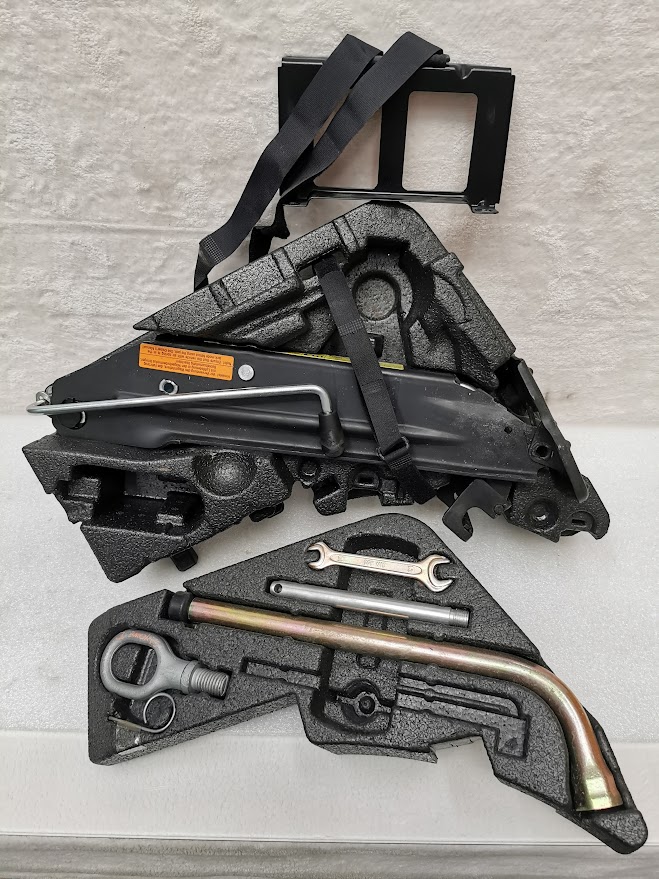 OUTILS, CRIC ET SUPPORTS PORSCHE CAYENNE / N°6270